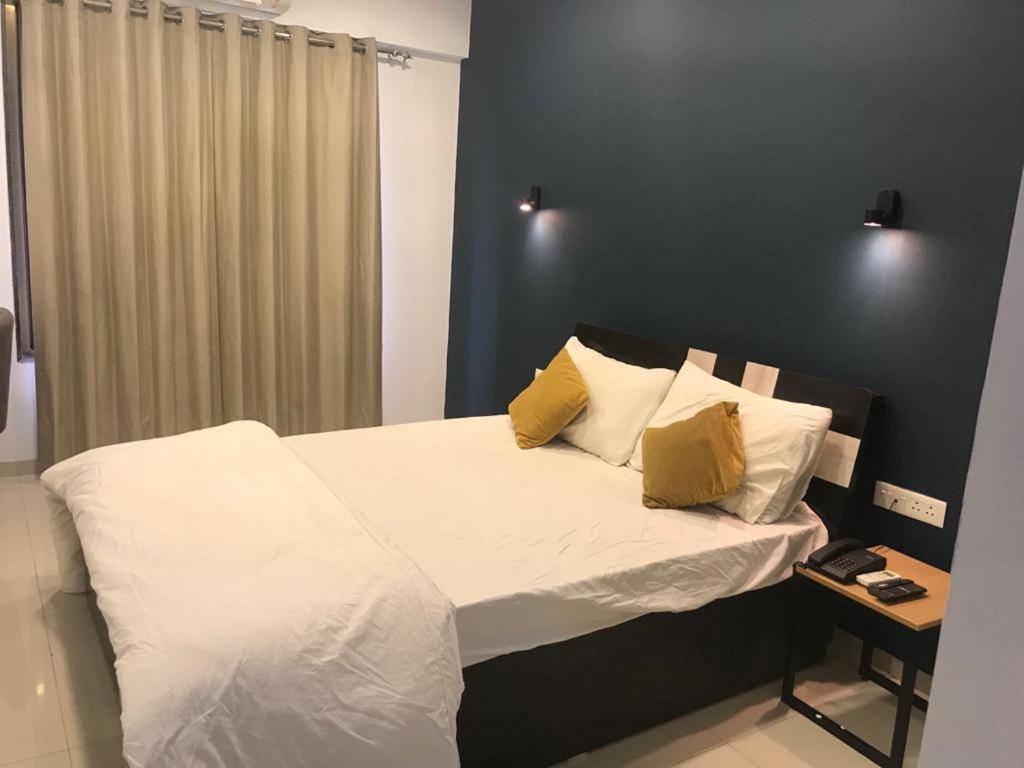 浦那 Hooliv 7 Avenues G Block酒店 外观 照片